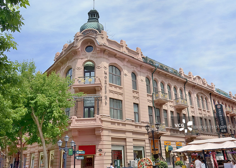 哈尔滨中央大街上的著名地标新艺术运动建筑风格的马迭尔宾馆图片素材