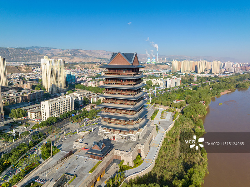 航拍蓝天白云下的甘肃兰州黄河岸边的黄河楼，位于甘肃省兰州市七里河区黄河沿岸，是兰州市的标志性历史建筑图片素材