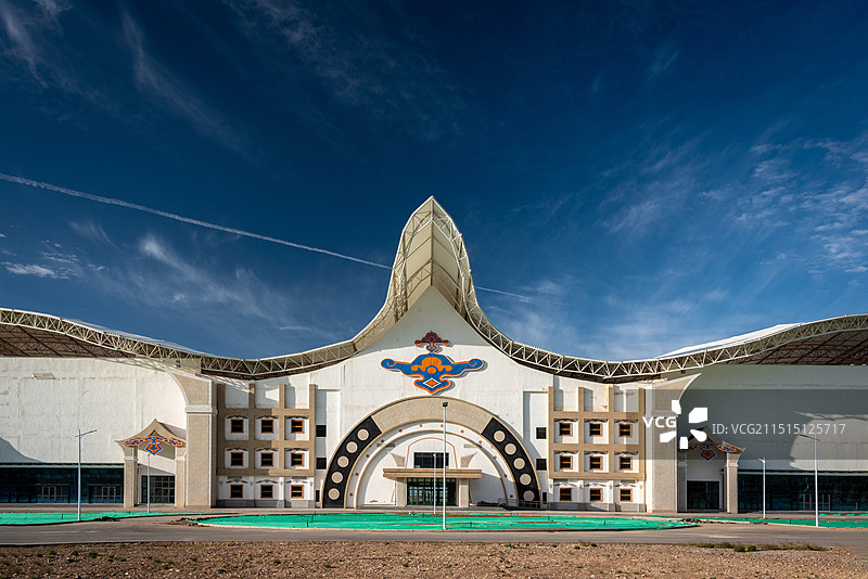 蓝天白云下青海海西德令哈的赛马场，那达慕民族运动会场地，背后是沟壑纵横的戈壁高山图片素材