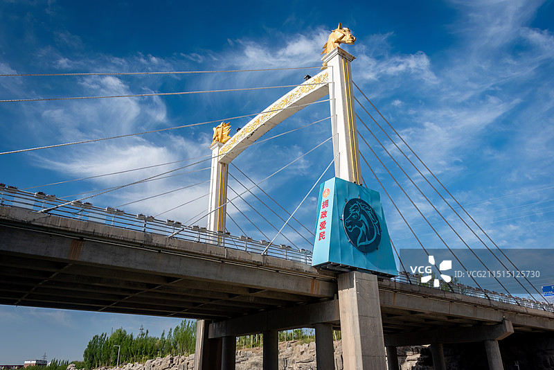 蓝天白云下整洁一新的双拥桥上金色马头雕塑发出光芒，上书民拥军，军爱民，体现军民一家鱼水情图片素材