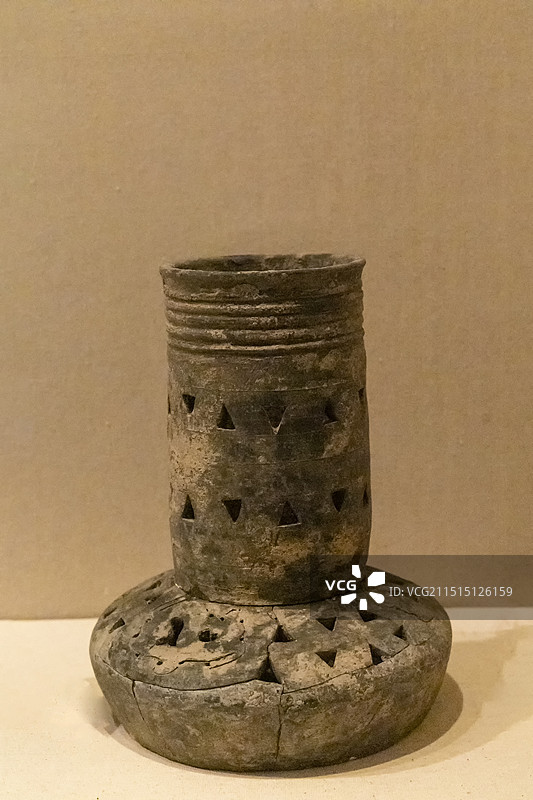 山东省枣庄市滕州市博物馆“滕州历史文化展”：陶投壶【战国（公元前475—前221年）】图片素材