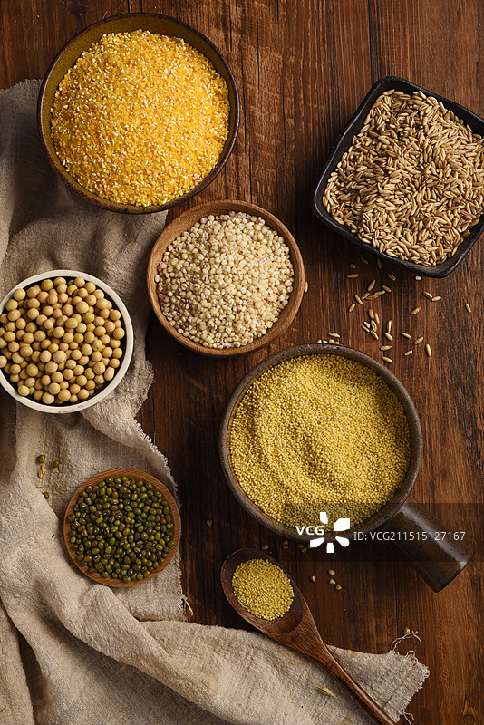 木板背景上的各种五谷杂粮图片素材