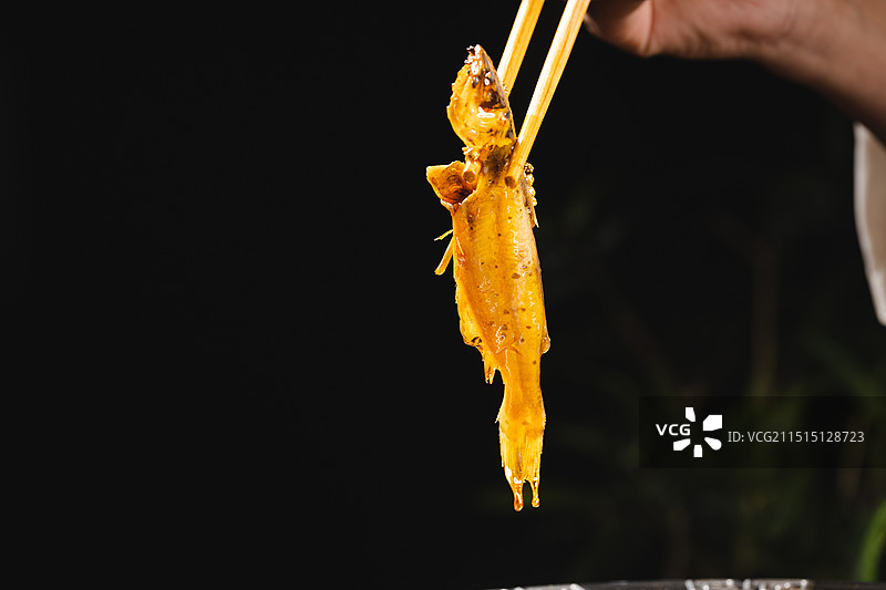 筷子夹黄骨鱼特写图片素材