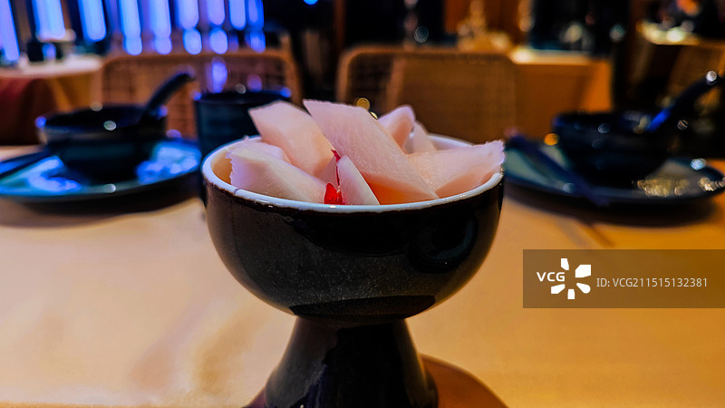 桌上碗里的酸萝卜特写镜头图片素材