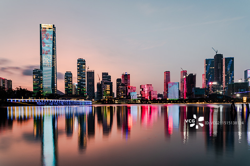 广东省深圳市前海蛇口深圳湾夜景图片素材