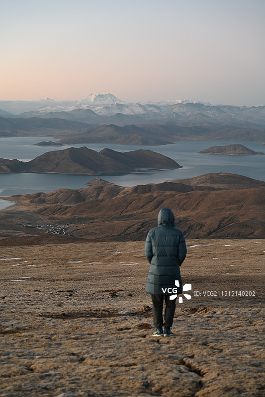 西藏山南羊卓雍措（羊湖）冬季鲁日拉观景台眺望日出风景图片素材
