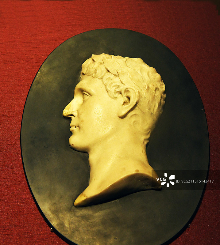 山东博物馆“从平凡到非凡：拿破仑与法兰西的变革时代”展览上的拿破仑雕像图片素材