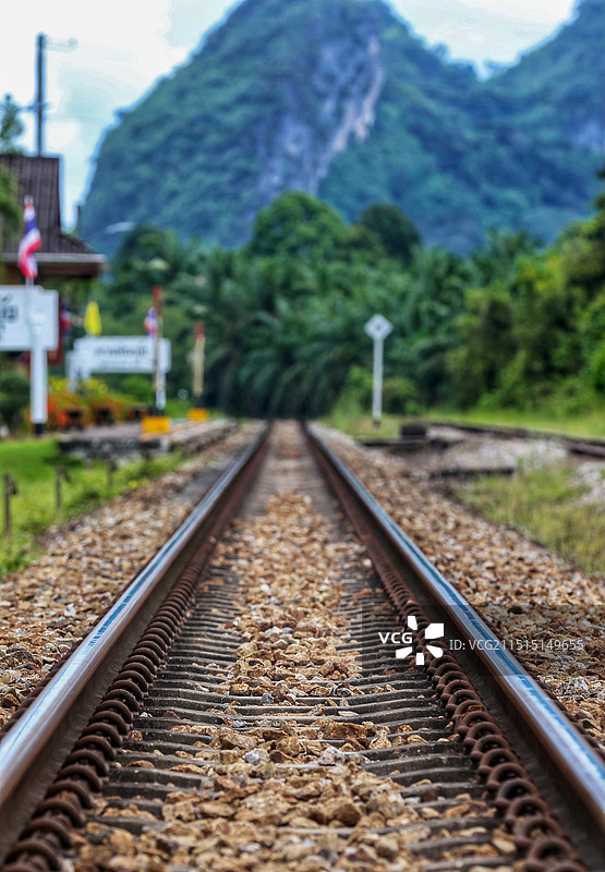 铁轨延伸至远处的高山图片素材