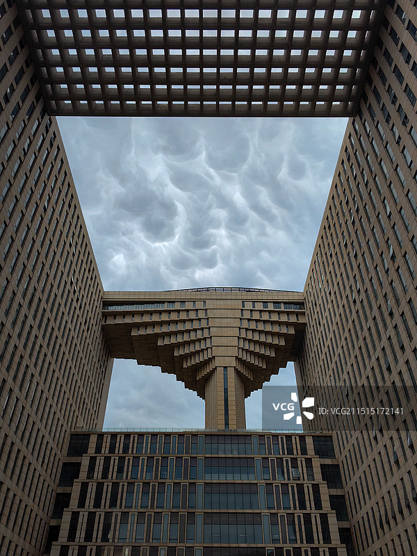 北京林业大学学研中心建筑与天空中的乳状云图片素材