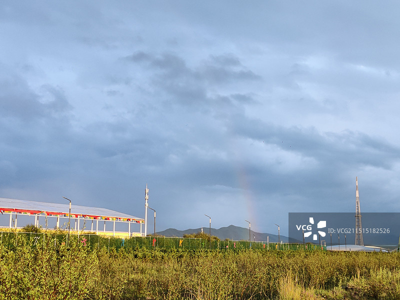 高原地区雨后体育场旁的彩虹图片素材