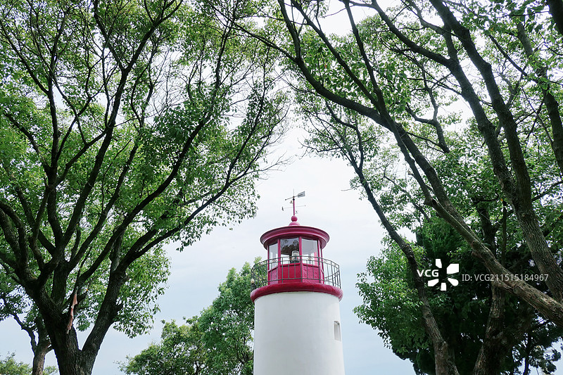 浙江宁波旅游，浙江第一渔村，象山的美丽风景，妈祖庙下的灯塔，东门岛上的灯塔，灯塔建筑图片素材