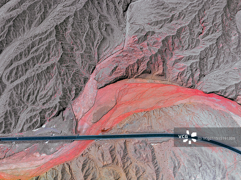 航拍青海海西州柴达木盆地沙漠公路穿行于戈壁之间，干涸的河床留下血红色的印迹，如同大地在流血，西部风情图片素材