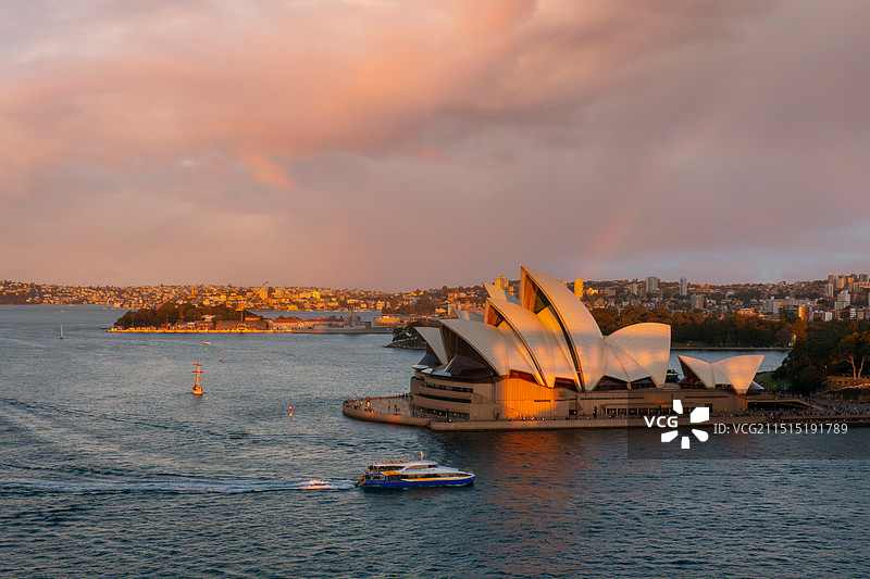 夕阳下的悉尼歌剧院 日落穿过悉尼港湾大桥照在悉尼港图片素材