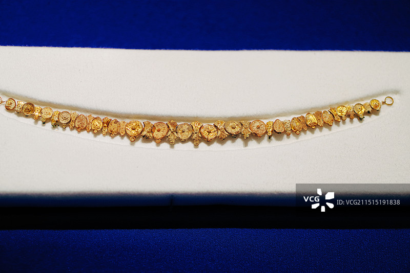 饰有橡子和女性头像的帶状项链 摄于苏州博物馆西馆“古希腊人：运动员、战士与英雄”特展图片素材