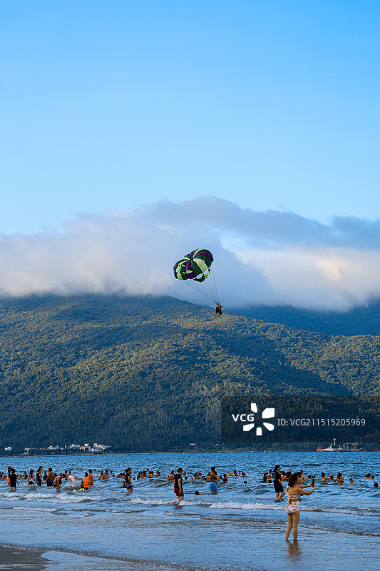 海边蓝天白云滑翔伞降落伞跳伞运动图片素材