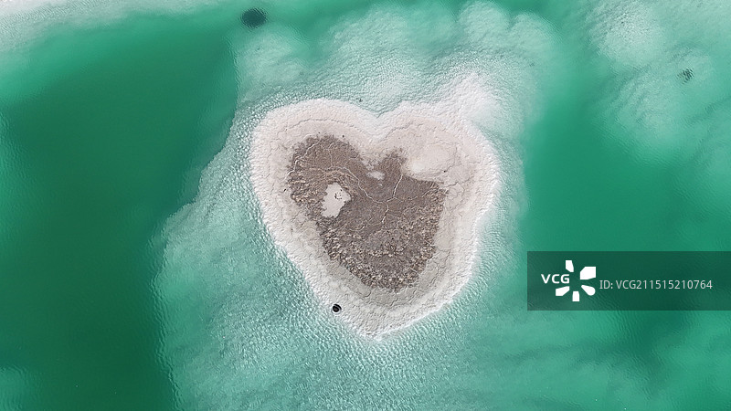 无人机视角下的翡翠湖，爱心小岛图片素材