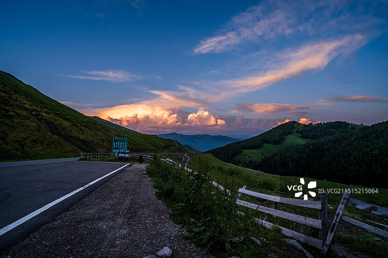 路边的火烧云图片素材