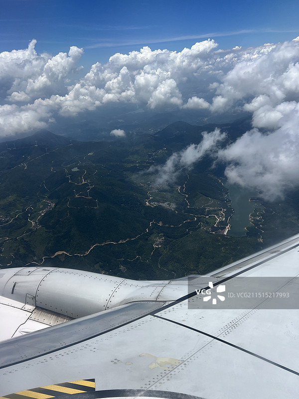 飞机机翼迎天飞行的裁剪图像图片素材