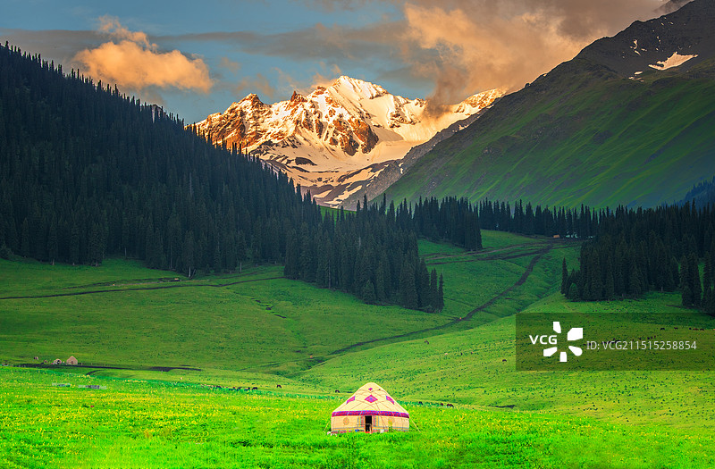 雪山下草原牧马人家。拍摄于那拉提空中草原。图片素材