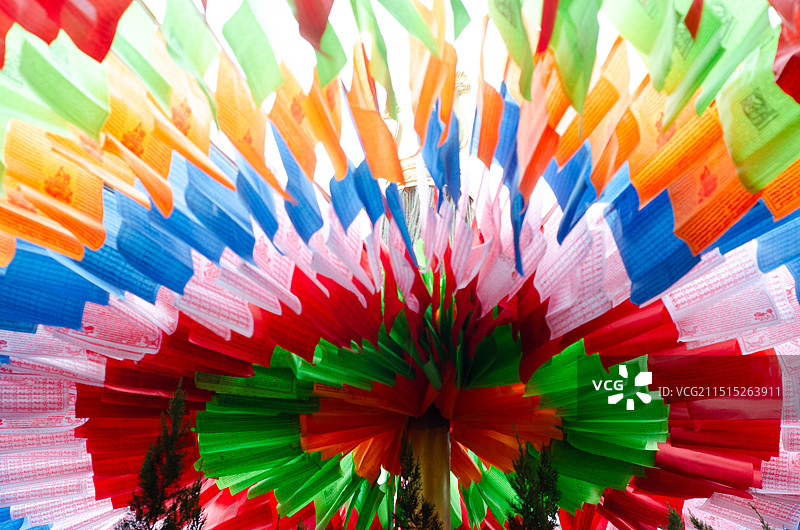 陕西省西安市广仁寺敖包上的经幡图片素材