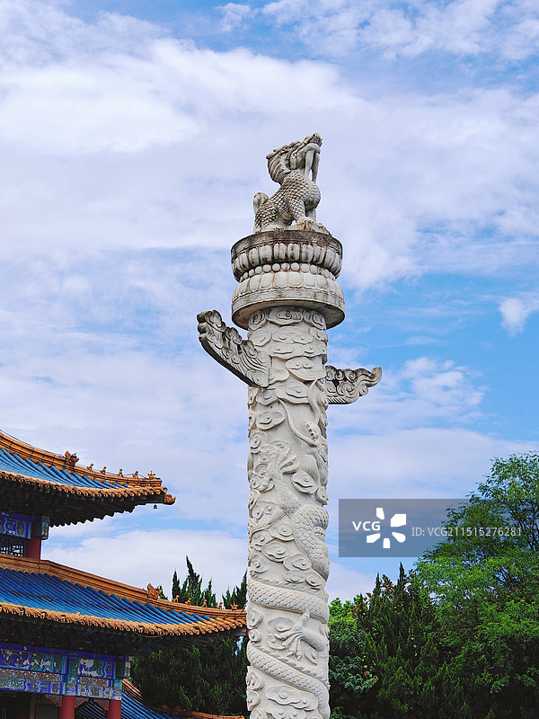 浙江旅游，宁波旅游，余姚景点，天下玉苑景点，蓝天白云下的石雕盘龙柱，古建筑，望天华表浮雕图腾柱，文化图片素材