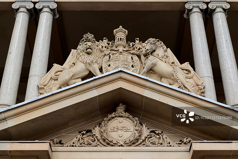 澳大利亚悉尼维多利亚女王大厦外墙上的雄狮雕塑图片素材