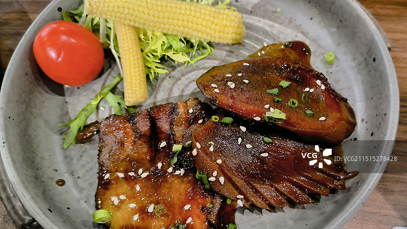 美食静物特写 配有小番茄小玉米的煎牛舌图片素材