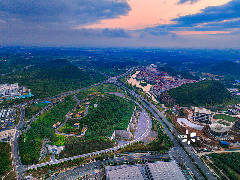 贵州，晨曦下的贵安新区七星湖畔的华为数据中心云上屯图片素材