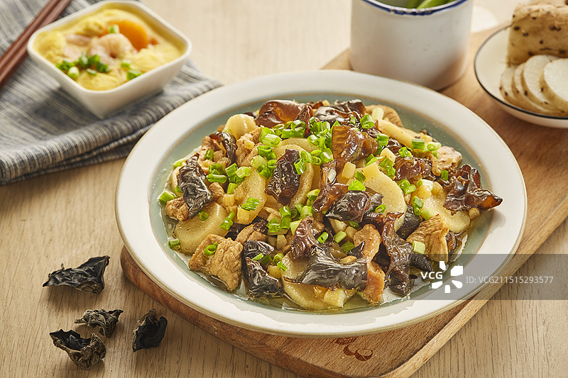 木耳山药炒肉片图片素材