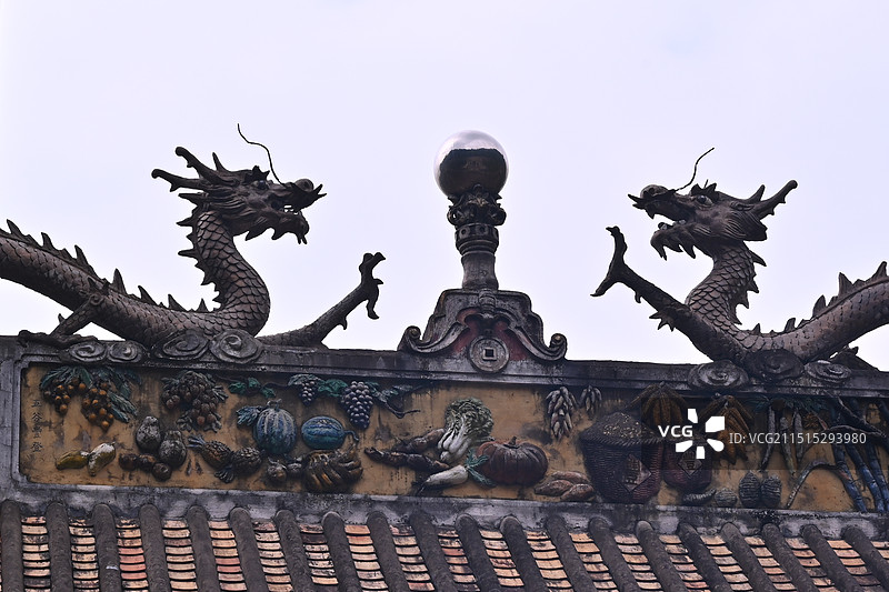梧州龙母庙庙顶二龙戏珠雕像图片素材