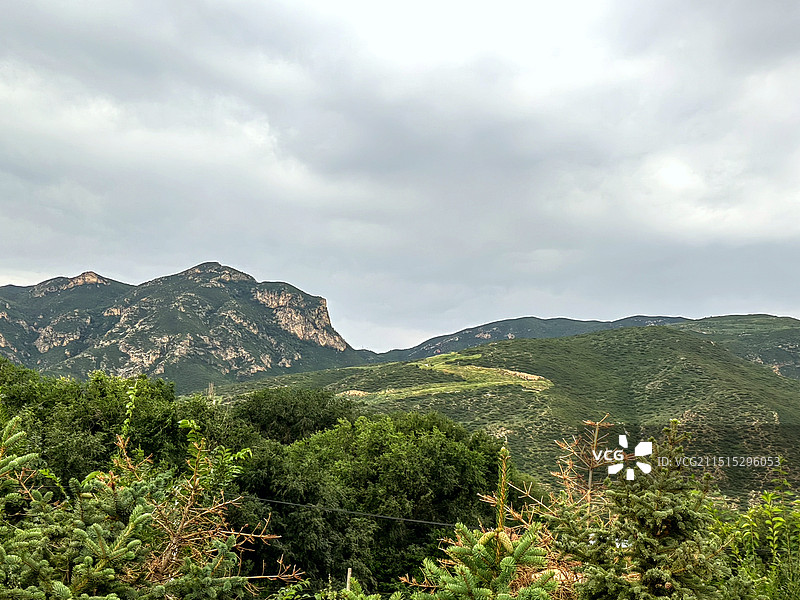 乌云下的大青山——拍摄于呼和浩特东乌素图图片素材