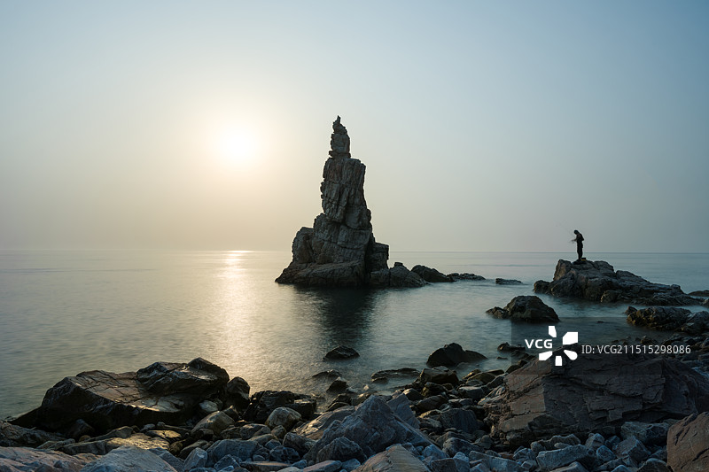 大连旅顺将军石的垂钓者图片素材