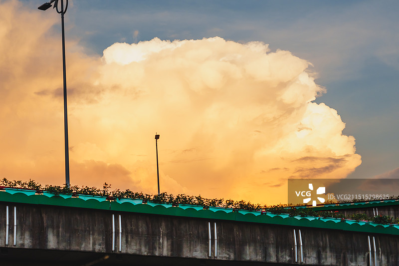 日落火烧云中的高架桥和路灯图片素材