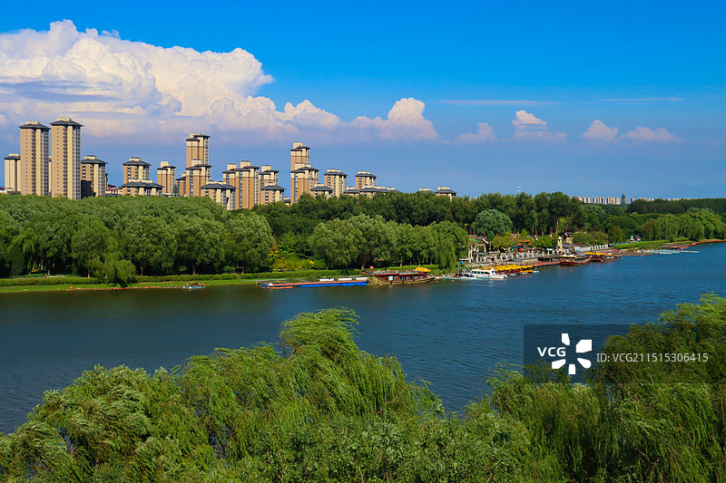 蓝天白云下的北京通州区城市大运河森林公园和城市副中心图片素材