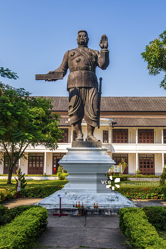 老挝西萨旺冯国王雕像（王宫博物馆前）图片素材