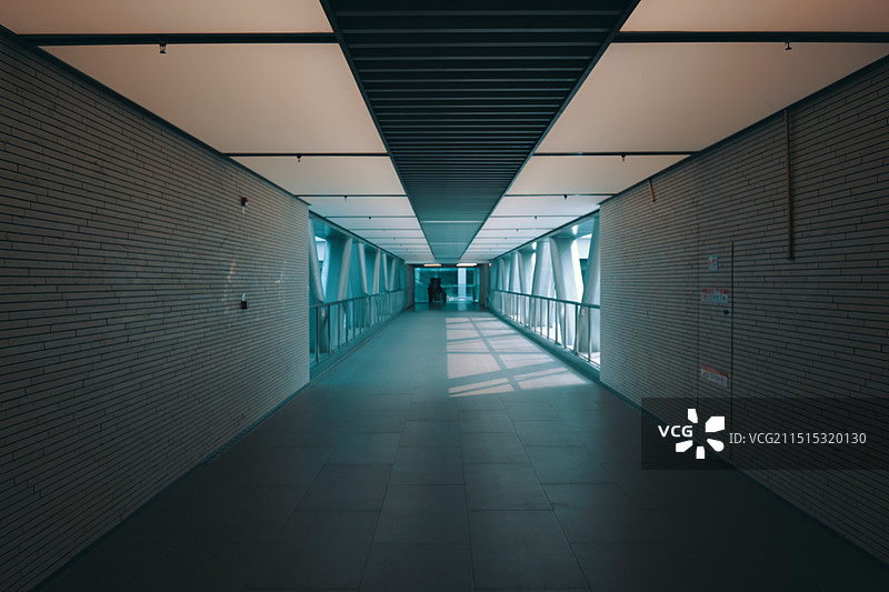 商场内空旷的走廊明暗相间图片素材