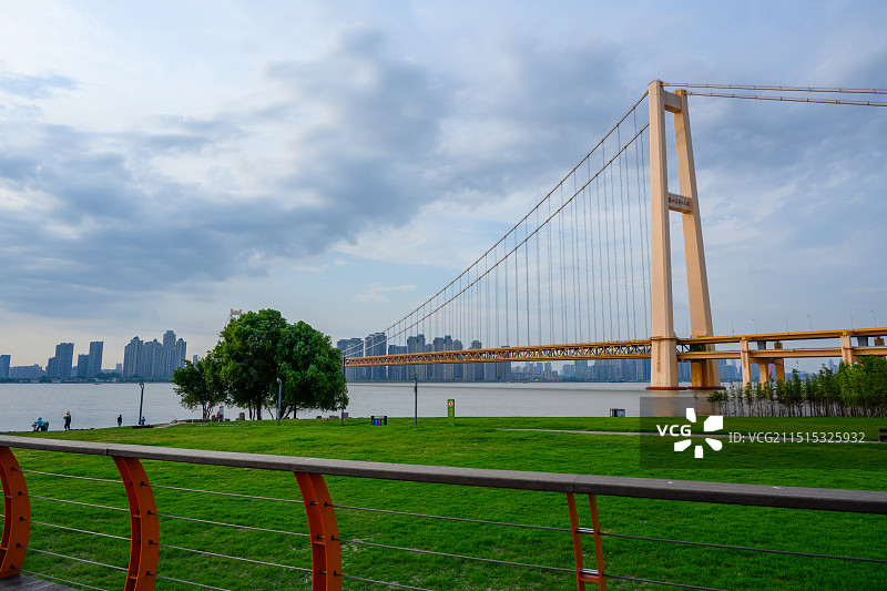 武汉杨泗港长江大桥南岸桥头公园草地栈道图片素材
