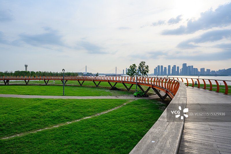 武汉杨泗港长江大桥南岸桥头公园草地栈道图片素材