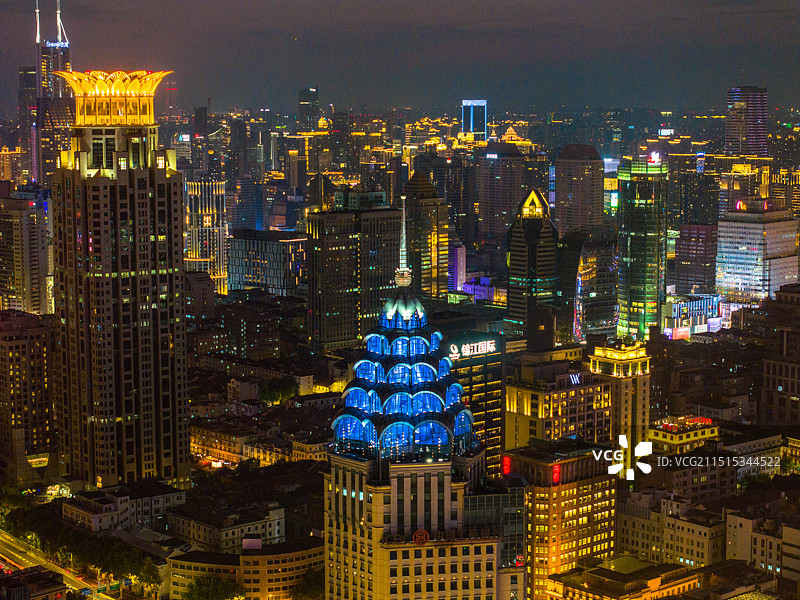 航拍上海夜晚高楼大厦蓝调亮灯夜景风光，摩天大楼璀璨灯光和上海城市天际线风景图片素材