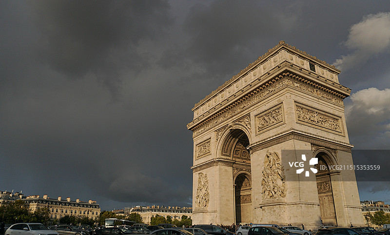 多云天空下的巴黎凯旋门图片素材