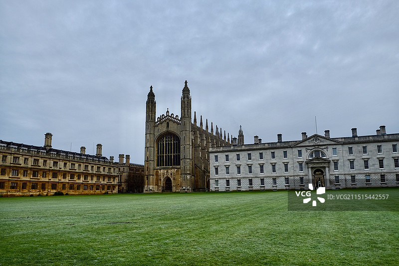 在多云的天空中的英国剑桥大学国王学院礼拜堂King‘s College Chapel图片素材
