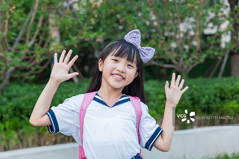 开学季背着书包在户外的可爱小学生图片素材