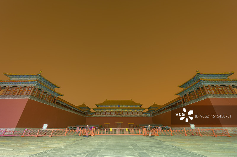 沙尘暴笼罩下的北京故宫午门图片素材