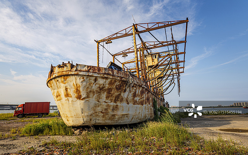 天津滨海新区废弃铁船图片素材