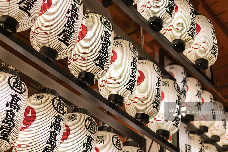 京都八坂神社夜晚的日式灯笼，一排排传统纸灯笼特写图片素材