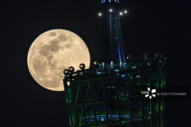 广州塔穿月图片素材