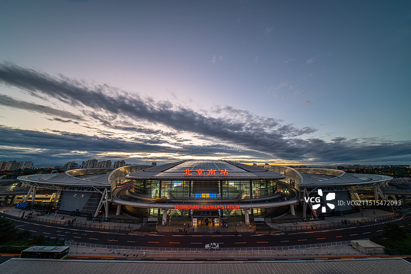 北京城市风光地标建筑北京南站傍晚夜景图片素材