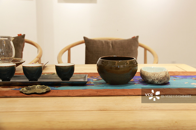 家里桌子上的茶杯和碟子的特写镜头图片素材