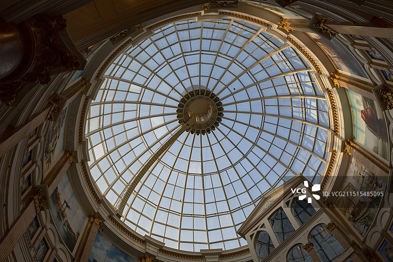 低视角欧式圆顶建筑玻璃穹顶大厅全景特写图片素材