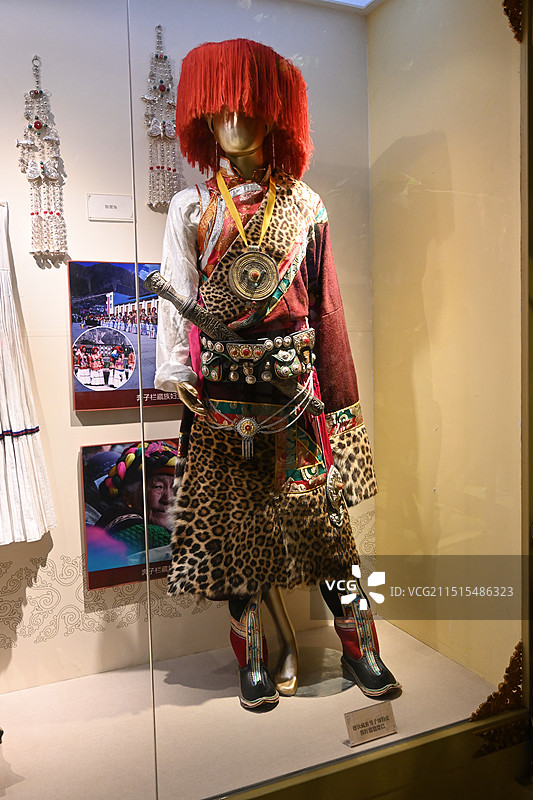 香格里拉-迪庆藏族自治州博物馆藏品：德钦藏族男子镶豹皮酱红氆氇楚巴图片素材